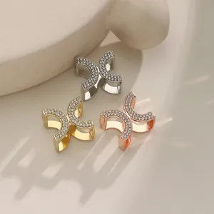 Primo piano dettagliato di anelli con fibbia per sciarpa in metallo strass in tre colori.