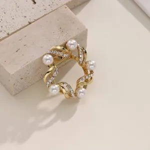 Elegante gouden parel strass sjaalring broche voor dames mode kleding accessoire detail