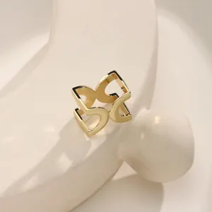 Anello foulard doppia C intrecciata dorata elegante accessorio metallico geometrico