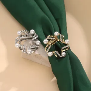Close-up detail van stijlvolle Parel strass sjaal gesp en broche, elegant kleding accessoire.