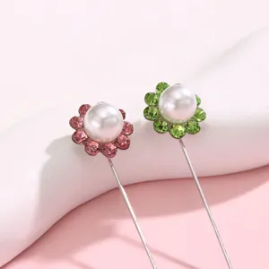 Close-up van parel kristal bloem sjaal spelden, elegante decoratieve lange kleding spelden.