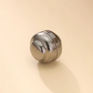 Nahaufnahme einer runden magnetischen Tuchklammer, glänzendes Metall finish, Detailansicht.