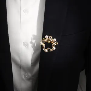 Close-up detail van gouden parel strass broche sjaalgesp met uitstekende vakmanschap en textuur.