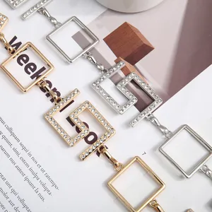 Cadena de cintura de metal elegante con eslabones cuadrados geométricos y estrás.