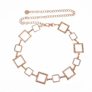 Goldene Metall-Gliederkette als Taillengürtel, modisches Accessoire für Kleider & Hosen.