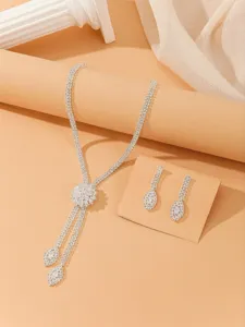 Collar y pendientes de flor de circonita strass, detalle de joyería nupcial elegante.