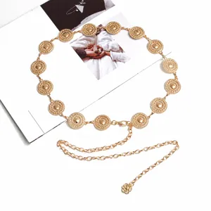 Goldene Metall-Taille Kette Detailansicht mit hohlen runden Blumenmotiven und filigranen Gliederketten.