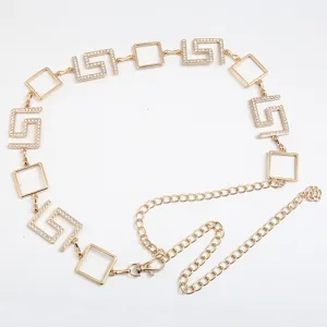 Cinturón de cadena de metal dorado con cuadrados geométricos de estrás para mujeres.