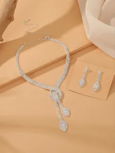 Nahaufnahme von funkelndem Strass-Halsband und Ohrringen mit Kristall-Tropfendetails.