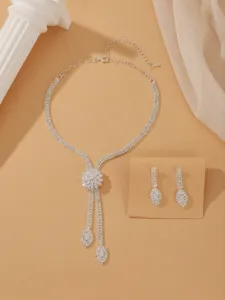 Elegante conjunto de joyas de novia con collar de flores de circonita pendientes.