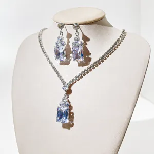 Elegantes Zirkonia Strass Ohrring und Halskette Zweiteiliges Set Versilberte Legierung Schmuckset für Damen Party