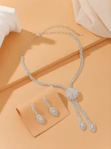 Conjunto elegante de collar y pendientes de flores de pedrería plateada para bodas.