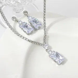 Wunderschönes Zirkonia Halskette und Ohrringe Set mit funkelnden Steinen für elegante Damen.