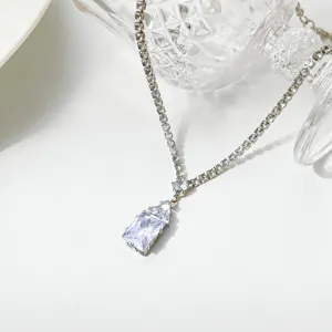 Elegante Zirkon Kristall Halskette Anhänger glänzender feiner Kettenschmuck Detailansicht Accessoire