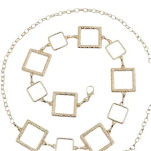 Cinturón de cadena de metal dorado con eslabones cuadrados geométricos para vestidos.