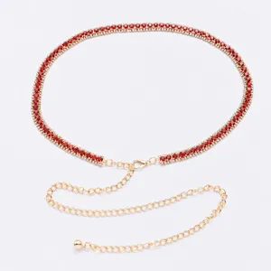 Elegante cadena de cintura con estrases rojos y eslabones metalicos dorados para vestidos.