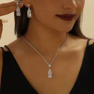 Elegantes Zirkonia Halskette und Ohrringe Set, glänzender Silberschmuck Damen Party.