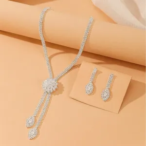 Elegante conjunto de collar y pendientes de circonita floral para bodas y fiestas.