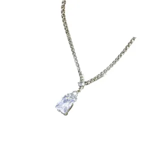 Glänzender Zirkonia Kristall Anhänger Halskette Elegante Silberfarbene Kette Hauptansicht