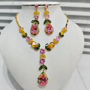 Primer plano detallado del lujoso conjunto de collar y pendientes de circonita de color.