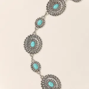 Dettaglio catena da cintura floreale turchese in metallo argentato vintage, accessorio.