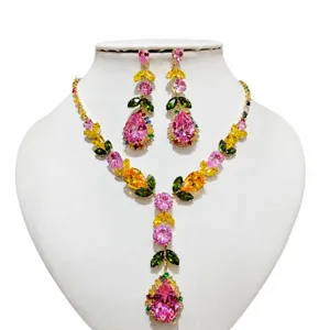 Set de joyas de lujo de collar y pendientes de circonita cúbica de colores para fiesta.