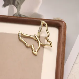 Primer plano de la hebilla de mariposa de metal dorado, diseño calado elegante con brillantes.