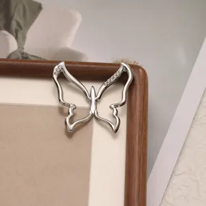 Hebilla de esquina de ropa de mariposa plateada con pedrería brillante para camisetas y bufandas.