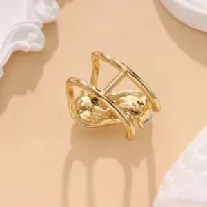Anello per foulard in metallo dorato, elegante accessorio moda placcato oro per donna.