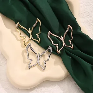 Moda hebilla de bufanda de seda mariposa de metal pedrería clip esquina de ropa
