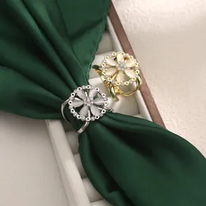 Κομψή μεταλλική πόρπη δαχτυλίδι για φουλάρι με στρασ σε σχήμα λουλουδιού σετ.