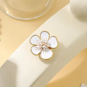 Élégante couverture de bouton fleur avec perles et alliage de zinc, idéale pour chemise.