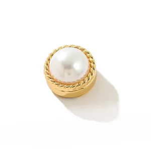Superbe cache-bouton perle nacrée avec bordure dorée torsadée, accessoire chic pour chemise.