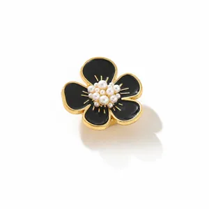Élégante couverture de bouton de fleur en émail noir avec perle pour chemises élégantes.