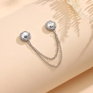 Close-up van zilveren magnetische broche met kristallen en parels, elegante ketting kledingaccessoire