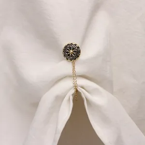 Exquisito botón magnético de camelia negro y dorado con cadena para accesorio de cintura.