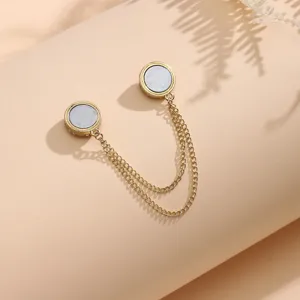 Close-up detail van gouden magnetische kledingclip met dubbele ketting als mooi accessoire.