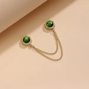 Gedetailleerd overzicht van retro groene kristalen magneet broche met dubbele ketting en parels.