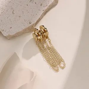 Primer plano de la hebilla magnética dorada con cadenas delicadas para un ajuste de cintura ideal.