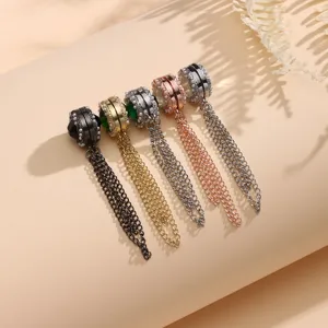 Set van 5 stijlvolle magnetische clips met kettinghangers, kleurrijke kledingaccessoires.