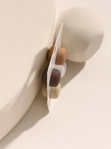 Kleurrijke ronde magnetische knopenset voor sjaals, doeken en modieuze kledingaccessoires.