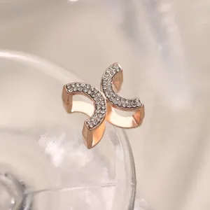 Anello per sciarpa doppio C in oro rosa con strass scintillanti, fibbia in lega per stile.