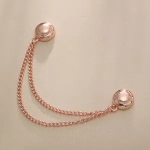 Roségoldener magnetischer Schalclip mit doppelkettigem Detail, elegantes Accessoire.