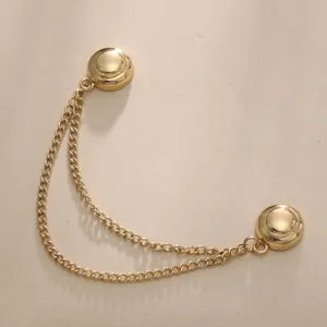Detailansicht eines goldenen Magnet-Schalclips mit stilvollem doppelten Ketten-Design.