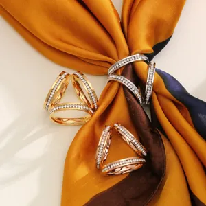 Boucle de foulard en soie elegante pour femmes bague strass accessoire de mode chic.