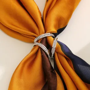 Boucle d'écharpe en strass à triple anneau en acier inoxydable, accessoire élégant.