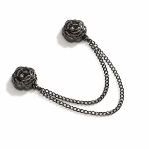Detail van de metalen roos magnetische gesp met dubbele kettingen en nauwkeurige afmetingen.