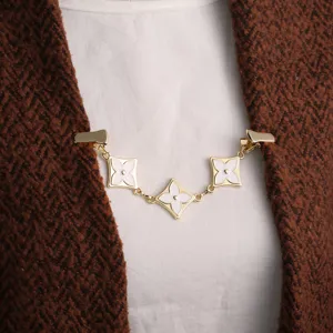 Clip pour cardigan vintage doré broche pour col de châle avec motif de fleurs émaillées.