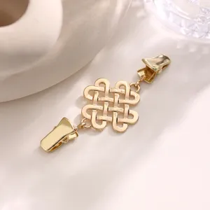 Pince à châle rétro dorée nœud chinois et attache pull avec texture de métal fine et design chic.
