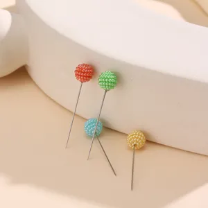 Bunte Perlenkopf Nadeln Detailaufnahme, dekorative Stecknadeln mit Perlenkugeln.